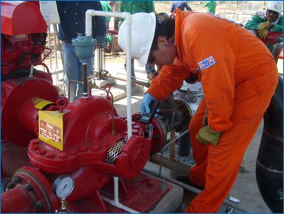 ¿Cuál es la frecuencia correcta con la que debe realizarse la prueba a “flujo-cero” de las bombas contra incendio, y cuáles son las consecuencias de no realizarlas?
